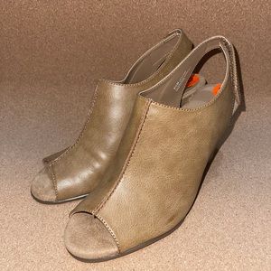 AEROSOLES Heel Rest “Up Close” Sling Back Wedges - Tan - Sz. 9.5, NWOT